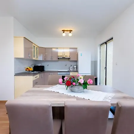 Lidija Apartment *